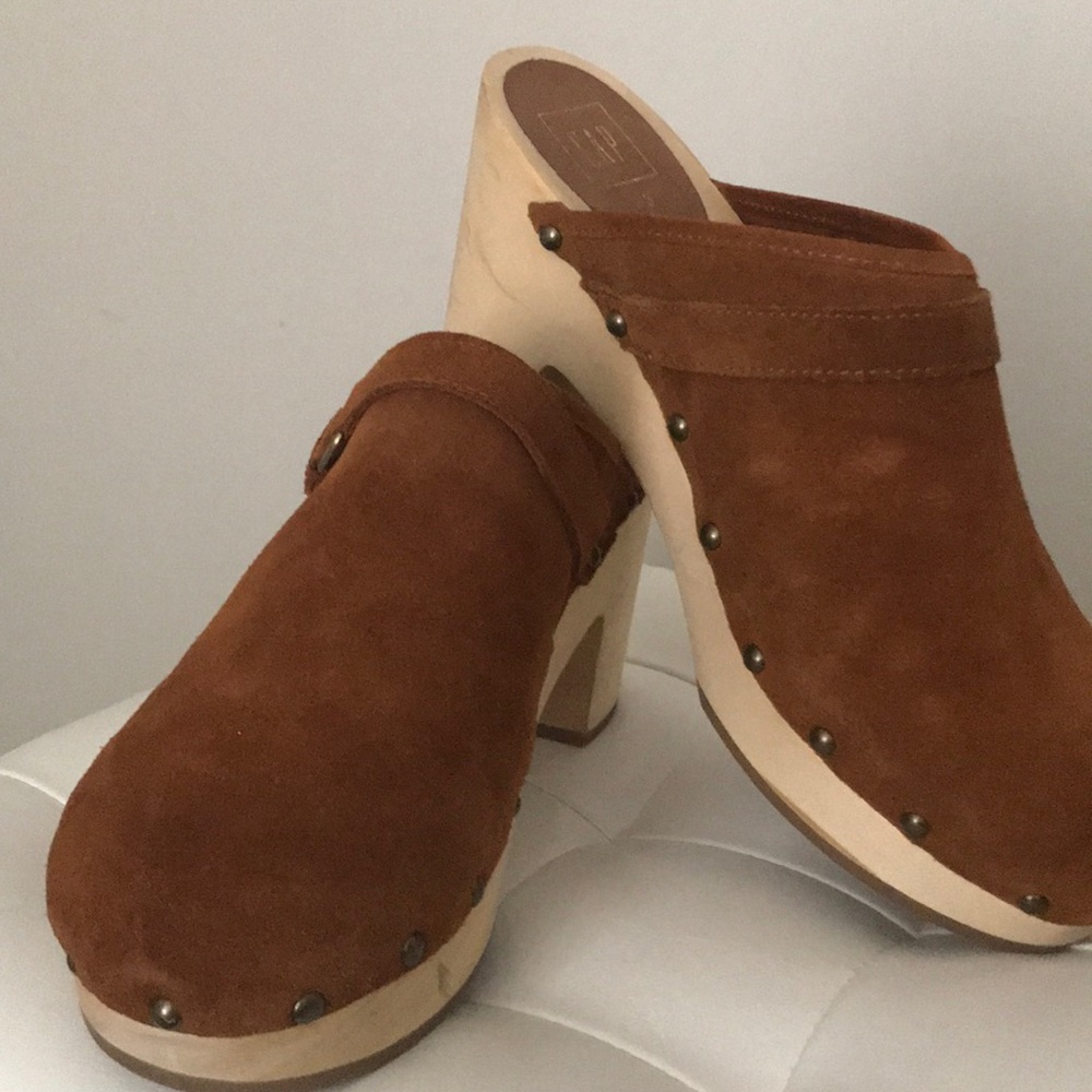 Slightly Worn Gap Clogs
